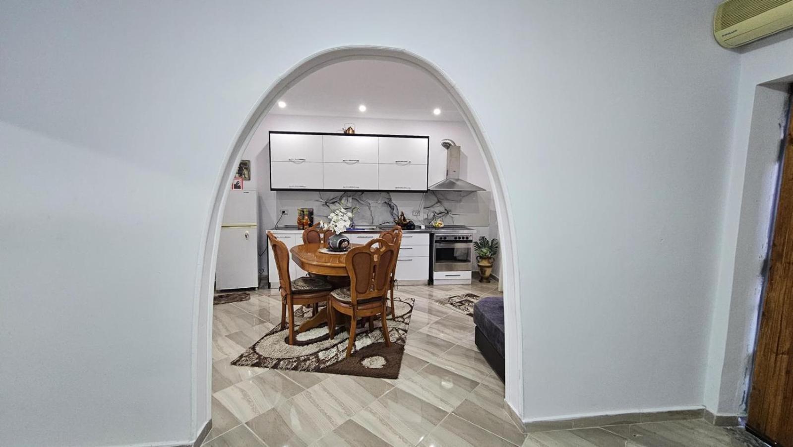 Guesthouse Albi Berat Bagian luar foto
