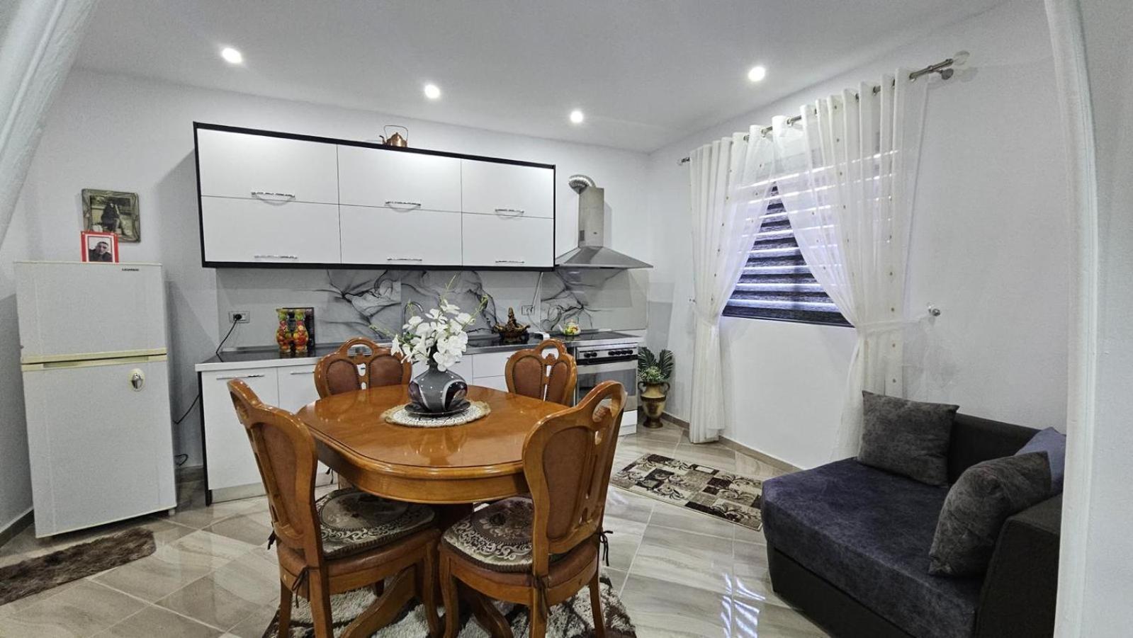 Guesthouse Albi Berat Bagian luar foto