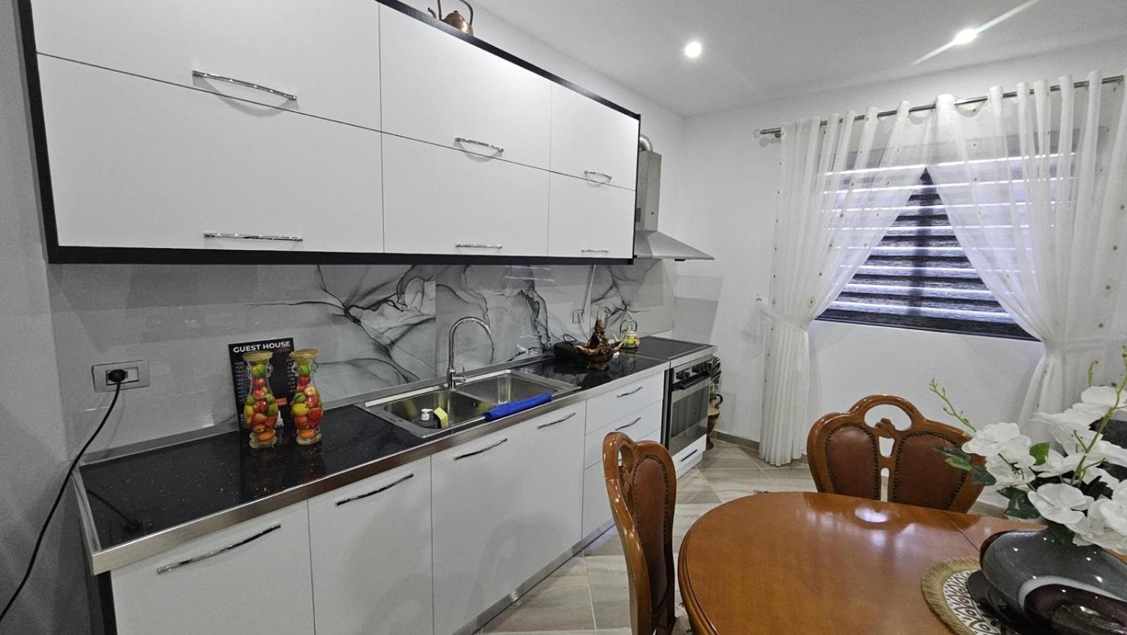 Guesthouse Albi Berat Bagian luar foto