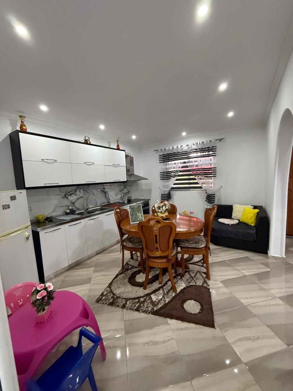 Guesthouse Albi Berat Bagian luar foto